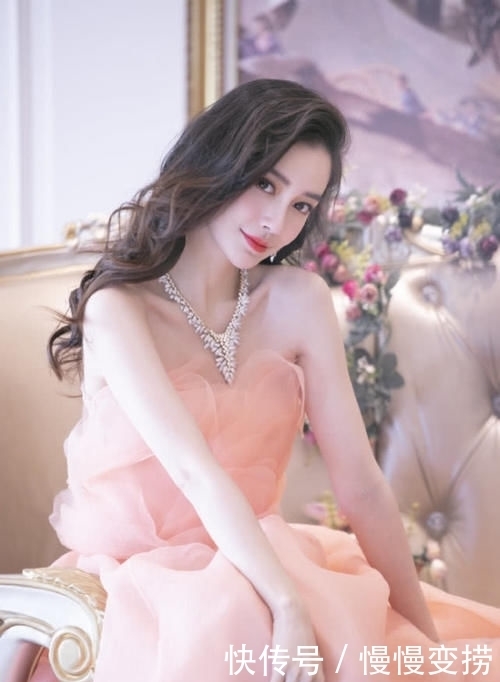 『 杨颖』瞬间少女感十足，杨颖新造型也太美了一袭抹胸薄纱裙配波浪卷
