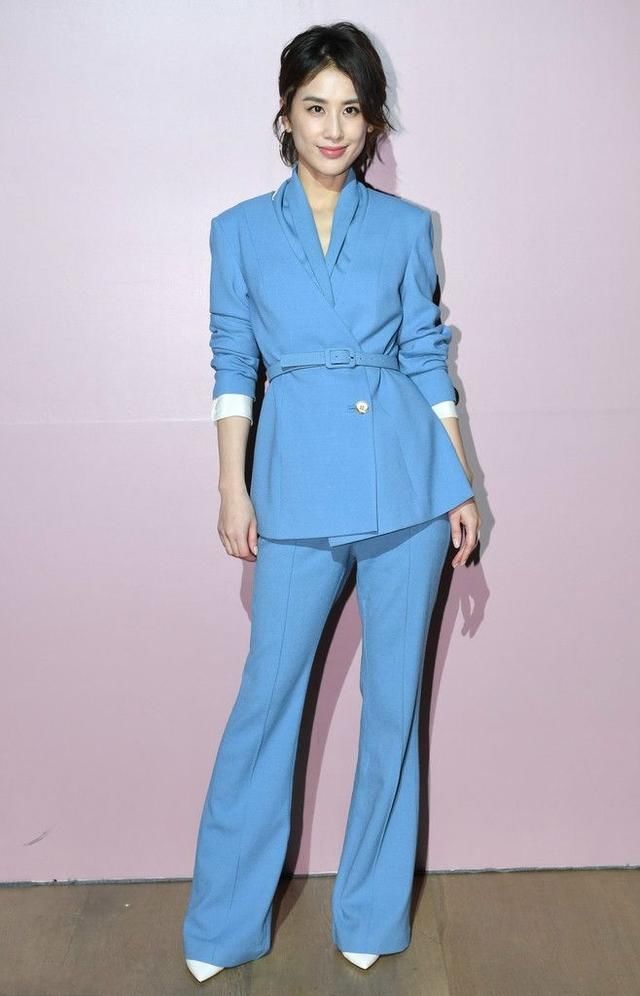 黄圣依的裙子左边多余，有把剪刀的话，真想剪掉!