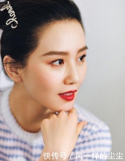 刘诗诗为Chanel口红新品代言,丸子头搭条纹上