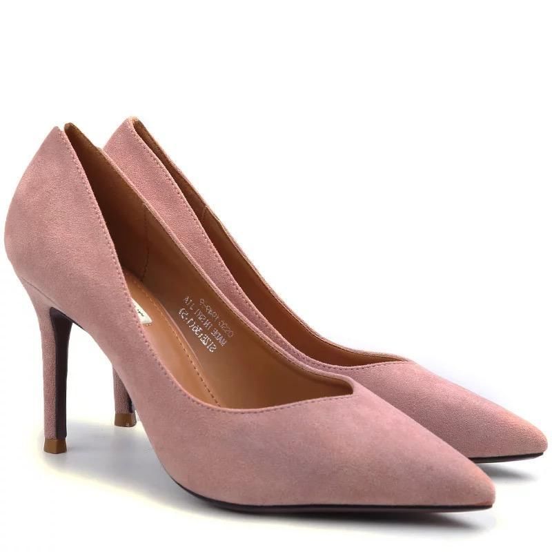 怀旧复古皮料的性感尖头高跟鞋，既性感又怀旧