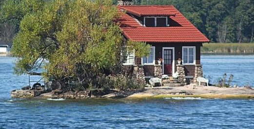 最小的岛屿，岛上只有一栋房子和一棵树，在没任何空间