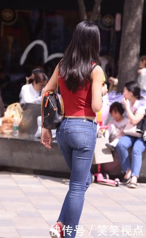  「位小姐姐」白色花纹搭配牛仔，时尚又不失魅力，彰显东方女性时尚魅力