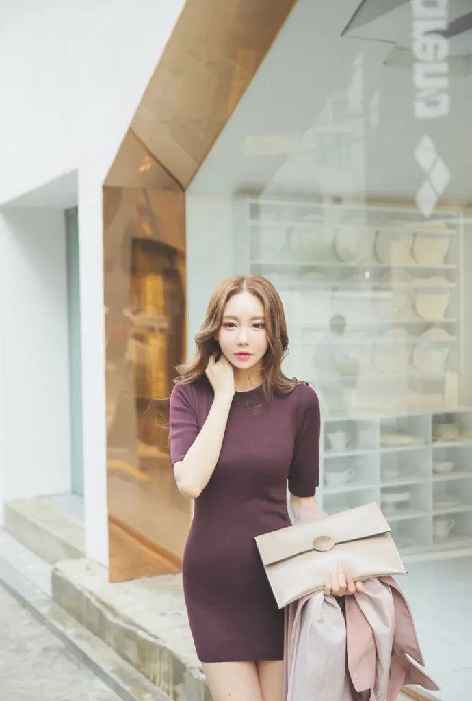 路人街拍，紫色紧身连衣裙，展示傲人好身材，时尚潮流有魅力！