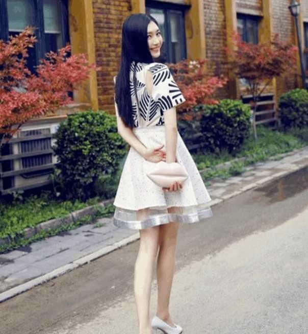 江疏影衣品惊人，上半身搭配似泳衣，网友：好身材，秀出来