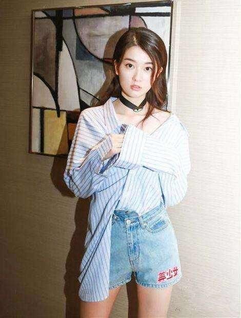 好不容易穿出高级感的乔欣，全被这一双鞋子毁了！