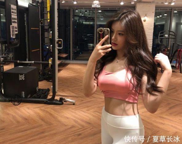 「美女」街拍紧身打底裤美女,魅力十足,勾勒出完美的身材曲线