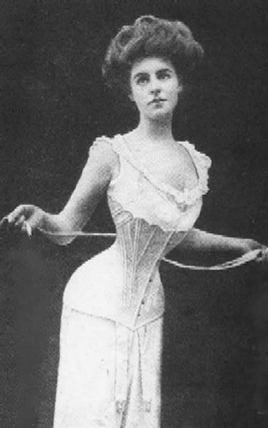 为了追求美,欧洲女人要忍受比裹脚更痛苦的“酷刑”