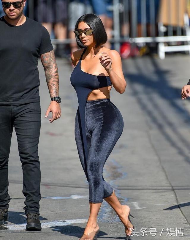 卡戴珊换黑短发，真空上阵显二次元身材，网友肥臀怎么塞进裤子的
