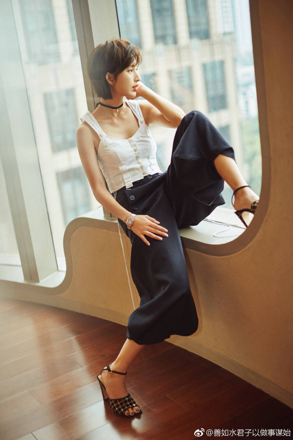 内地女星张俪巴黎时尚街拍，白皙长腿加高跟鞋 好身材就是秀出来