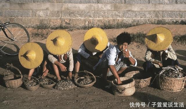 高清老照片80年代初的中国，有些场景已消失有些场景让人难忘
