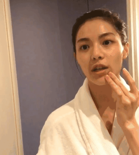 被誉为最美高级脸的钟楚曦，直播卸妆洗脸!