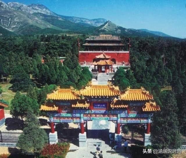 为什么寺庙禁止游客对着佛像拍照？网友：看完的确不敢再拍了