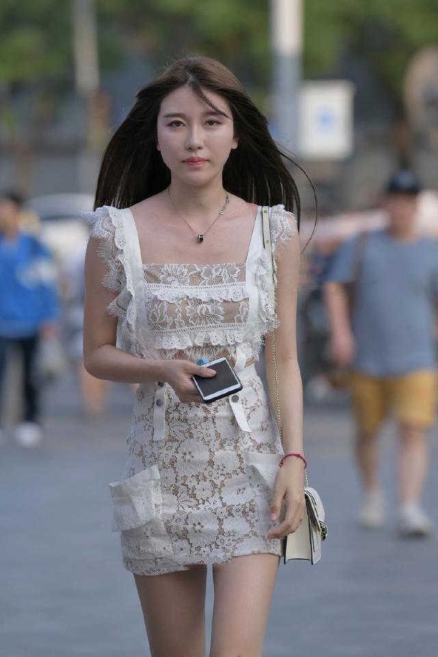 路人街拍：小姐姐的白色蕾丝裙穿出唯美迷人味道，非常新颖有个性