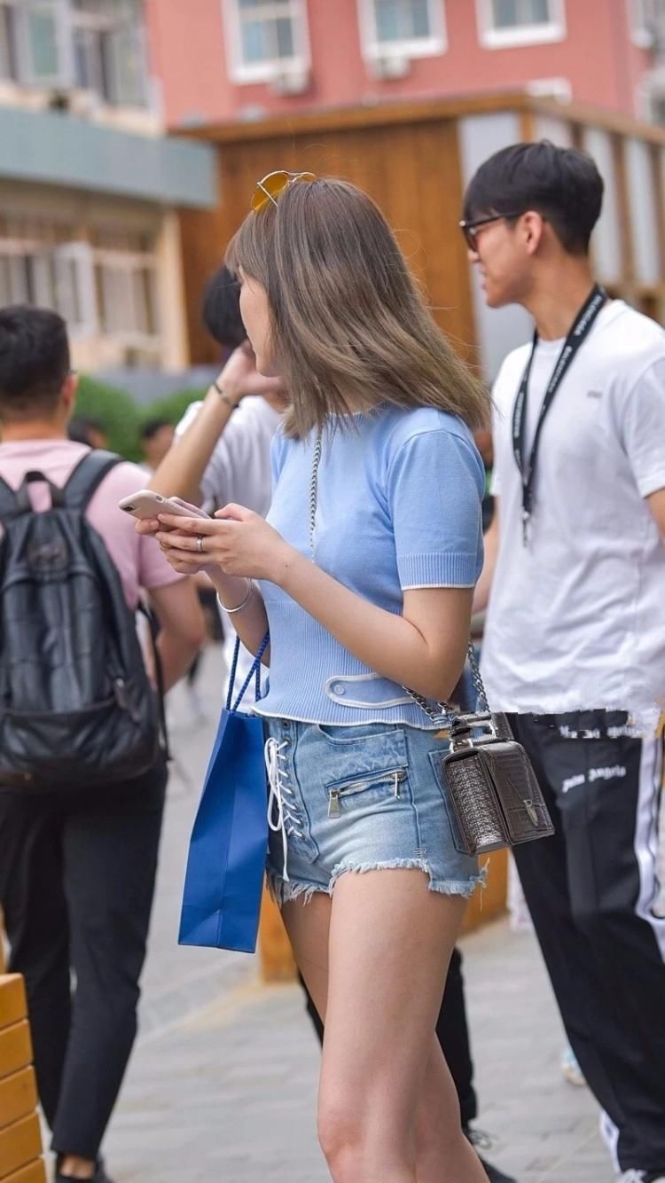 武汉街拍:低腰热裤小姐姐斜挎包却将A罩杯亮出，让男人精持不住