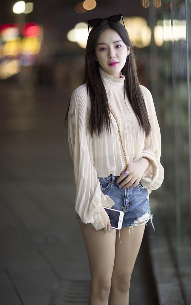 街拍,街头的女孩们穿衣时尚又有气质,个个都有女神范!