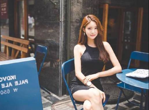 高挑靓丽的紧身裙女神,看起来更加苗条,非常显气质