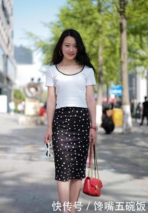 美女■潮流的穿搭，十分抢眼，美女街拍清爽时尚的小姐姐