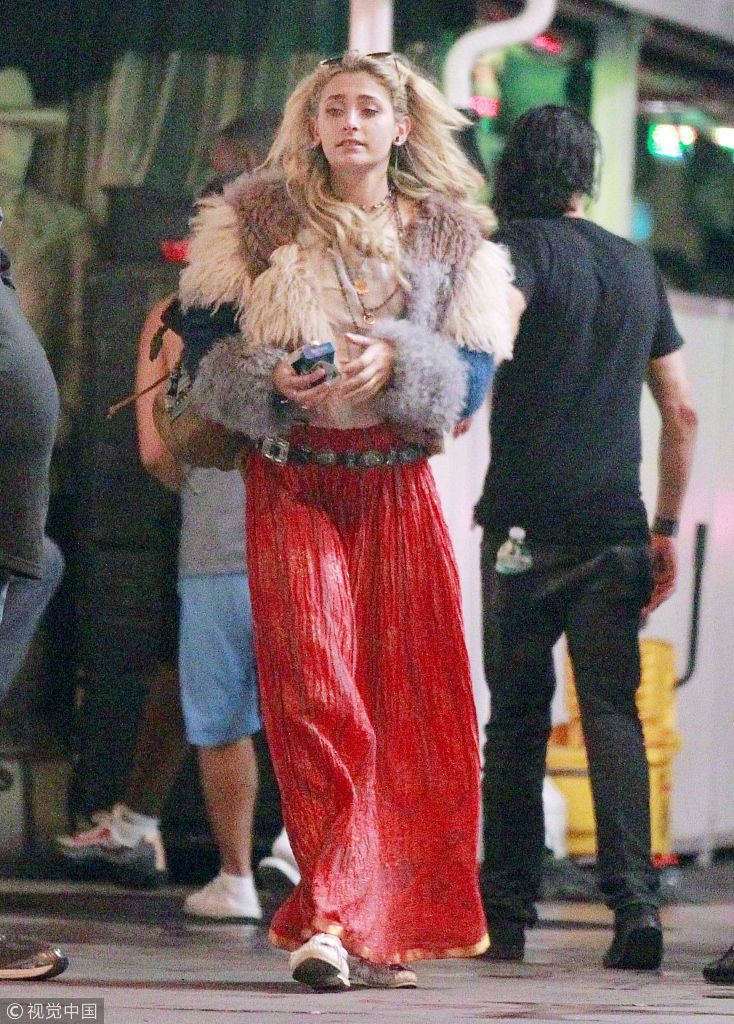 惊”父“骇俗！杰克逊女儿帕丽斯承认双性恋身份  和女友街边又搂