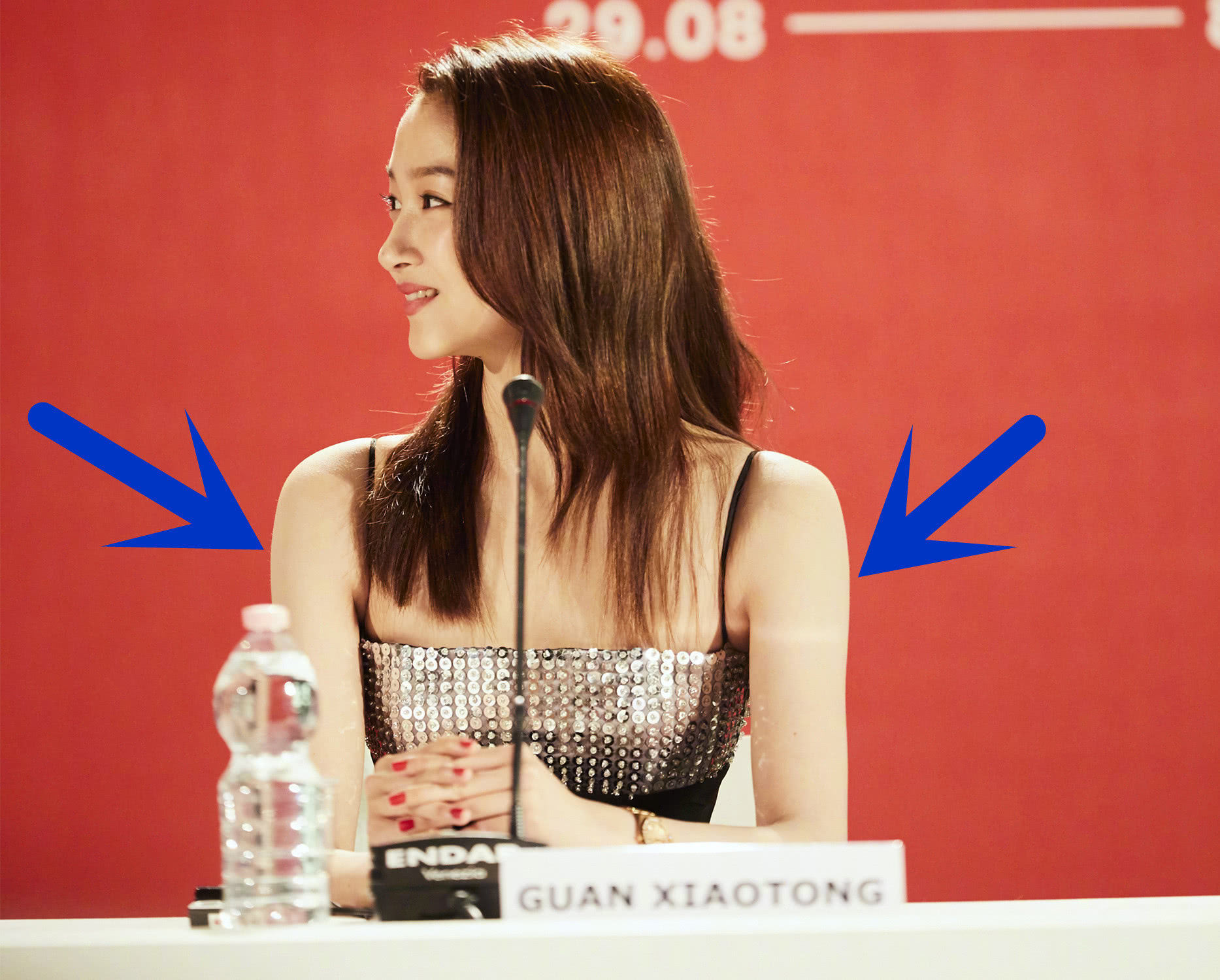 关晓彤亮相活动，穿性感吊带裤暴露最大“缺点”，网友:真敢穿