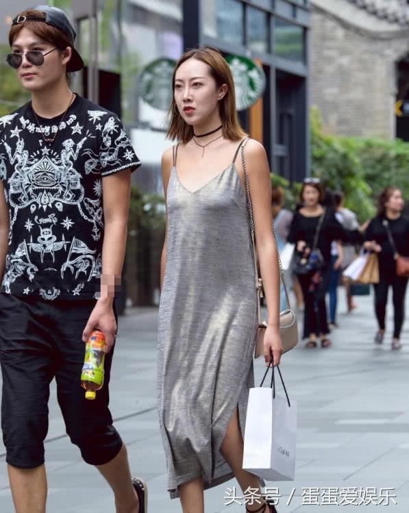 知性小姐姐真空睡衣裹出饱满上围,浑身散发着诱人的魅力