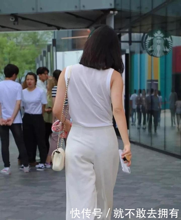 好看:一身白色休闲阔腿裤装, 最适合身材不好的小姐姐穿了!