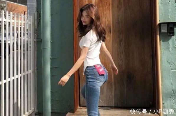 路人街拍:小姐姐粉色长T恤穿出下衣失踪的感觉,一双美腿很养眼