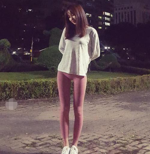 黑色打底裤美女，曼妙的身姿，凹凸有致的身形，让人心旷神怡！