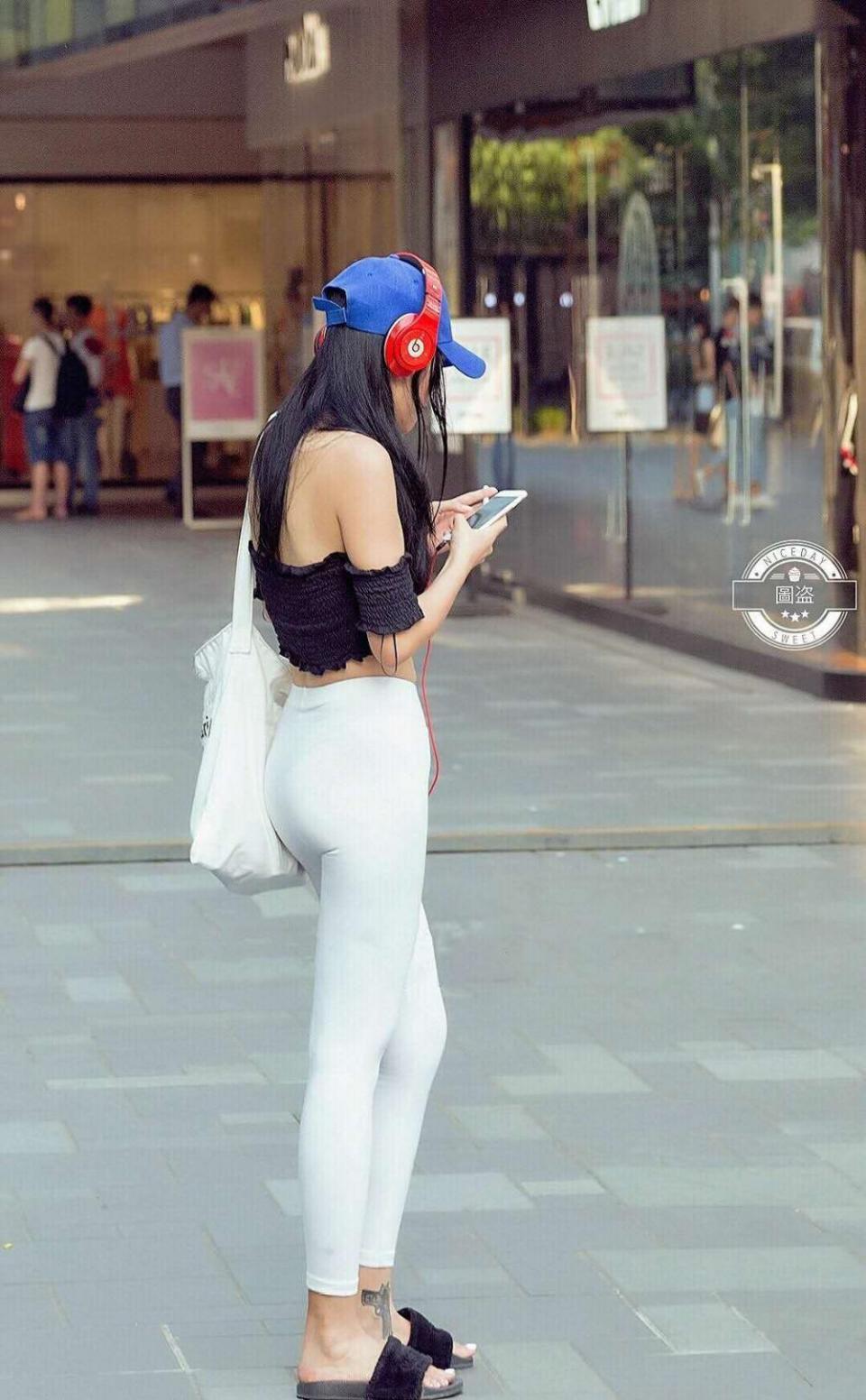 街拍: 靓丽的小姐姐从远处款款走来, 那一刻仿佛一切与时间无关!