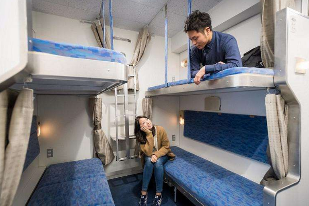 关于火车卧铺，男女混住多少有些不方便，为何不分男女车厢呢？