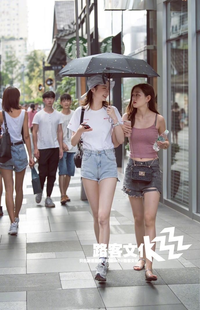 街拍:穿紧身长裤的美女们，拥有让人惊叹的好身材，太撩人!