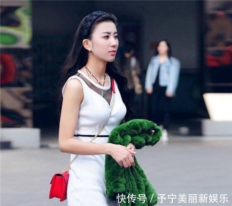  [飘飘]街拍：美女黑色一字肩短裙，长发飘飘，女神范十足