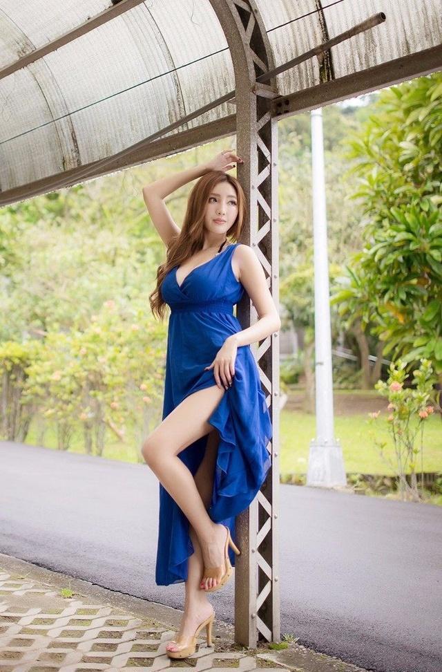 夏天女人穿上包臀裙短裤就是有女人味, 远看近看都流连忘返!