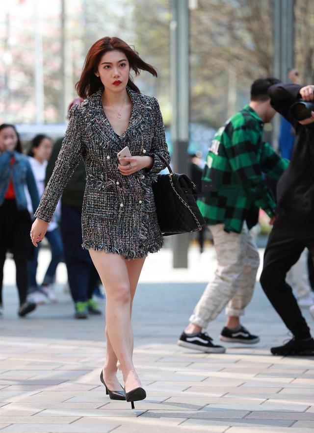  『显出』街拍：妆容精致的美女，如此搭配既能显出美腿，又能显出时尚