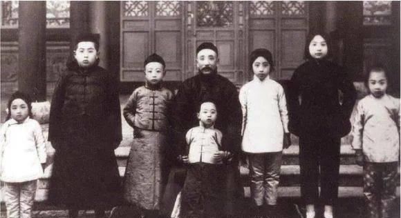  作霖乘坐@历史上的今天——1875年3月19日，东北王张作霖出生