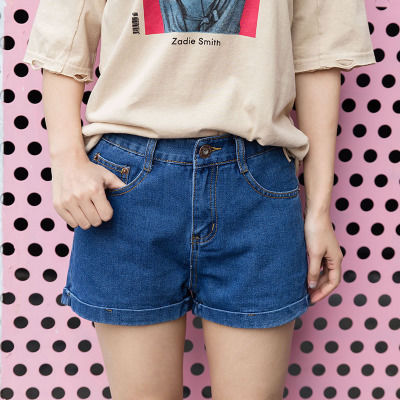 女生出街身材火辣，只因穿紧身T恤，配热裤显翘臀，迷倒一群人