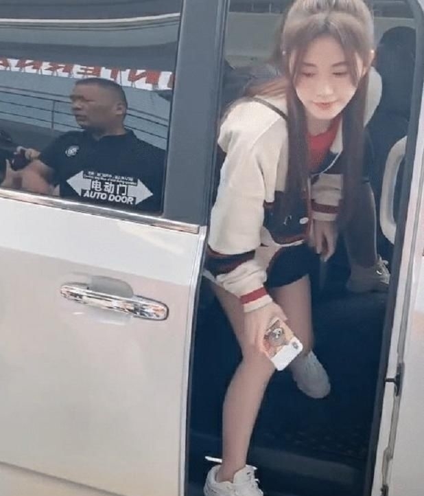  「女明星」鞠婧祎刚下车就被抓拍？当离开10级美颜之后，才知道啥叫女明星
