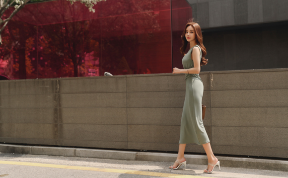 女神孙允珠，岩峭苔灰低调斜束修身长袍裙