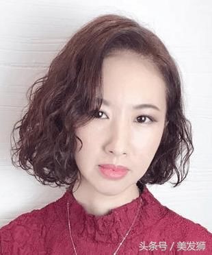 50岁妈妈剪短发烫小卷，一看像18，美得我都不敢认了！