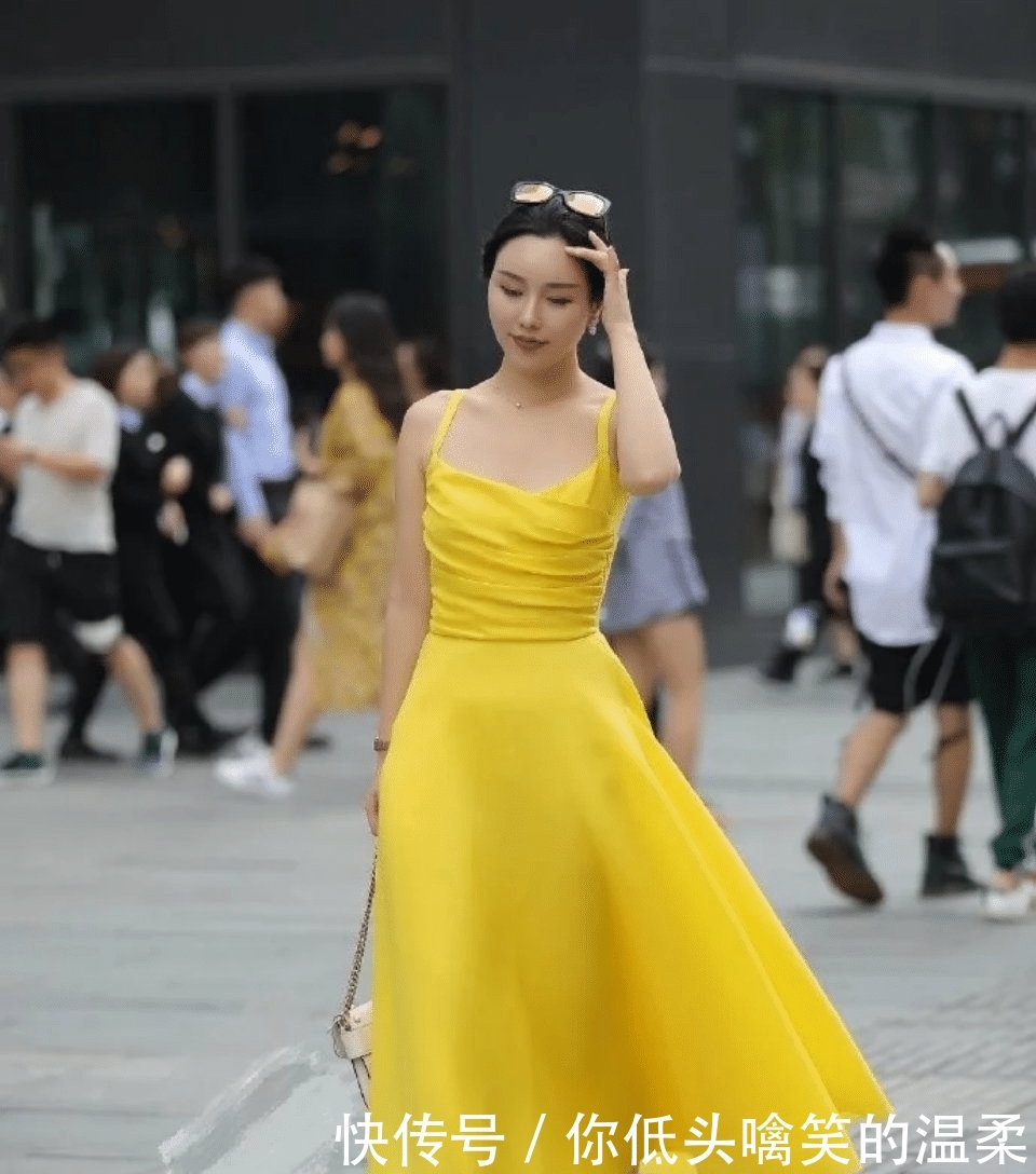 瞬间:黄色系的“仙女裙”,让阿姨瞬间年轻10岁,散发出仙女气质