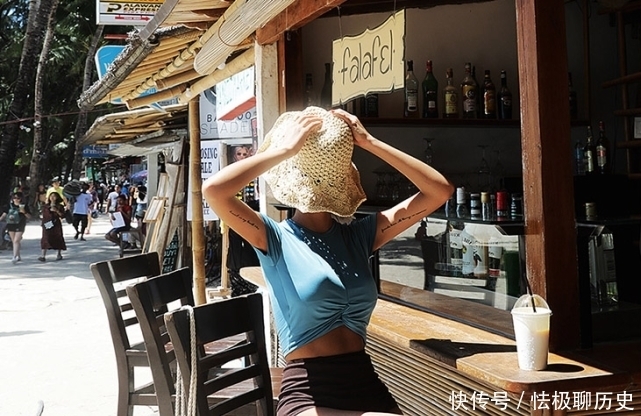 『显得』韩国超模来到苏梅岛,蓝色上衣太修身,显得身材曲线更上一层楼