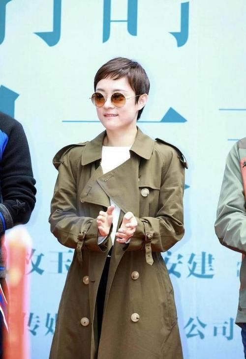 「感觉」孙俪虽然瘦但五官精致，穿风衣戴墨镜高调亮相，霸气侧漏美翻了