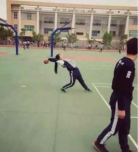  [搞笑]搞笑gif：这个不是不倒翁吗？怎么突然间倒了？难道是我太胖了吗？