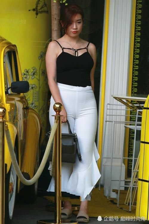 丰满胖姐姐黑白紧身装，穿出不一样的时尚美，丰腴翘臀吸睛无数！