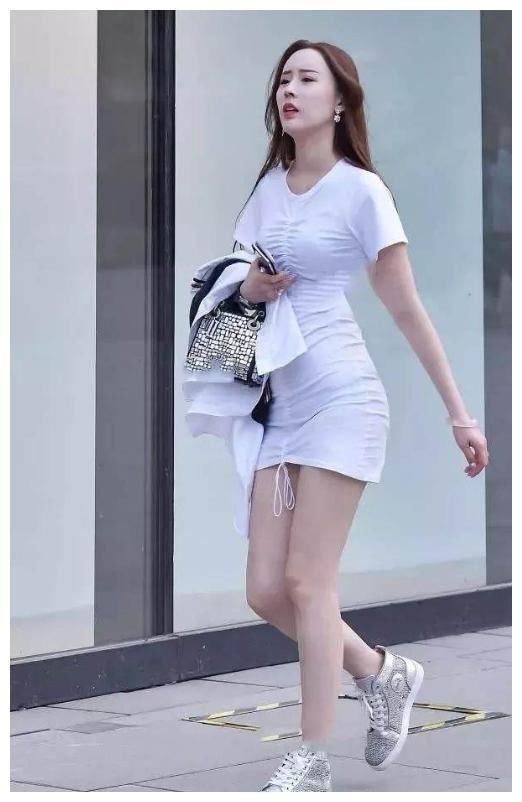 街拍：身姿如此傲人的美女，能多看一眼就觉得是自己赚大了