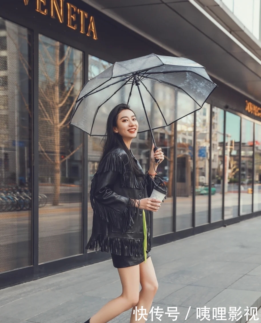  [黑色的皮衣]“风衣”该下岗了，现在正流行“皮衣”，半个时尚圈都爱穿！
