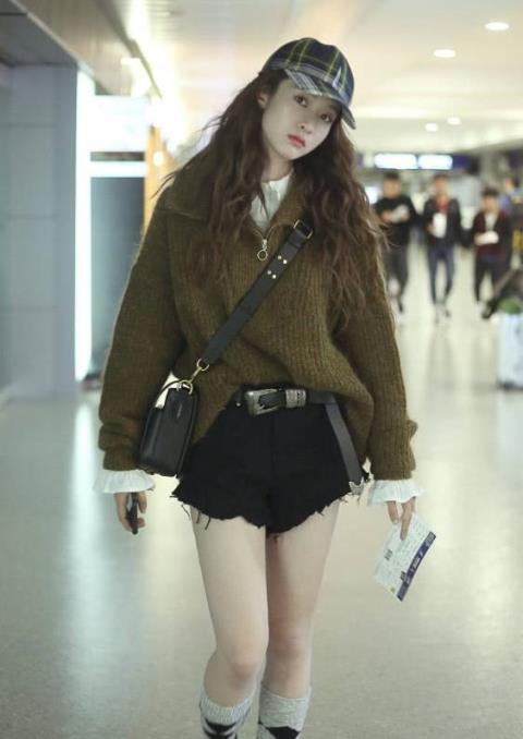 撞衫不可怕谁丑谁尴尬，张雪迎撞衫迪丽热巴，网友：差距太大