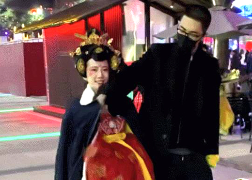 西安“不倒翁小姐姐”为何从不牵男生?看她男友后:换我我也不牵