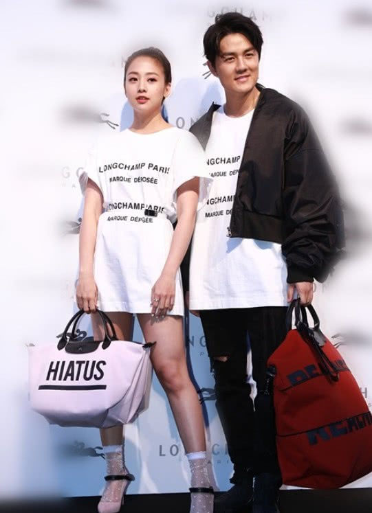 吴映洁真是太会穿了，不过是一条腰带，白T也能变裙子！