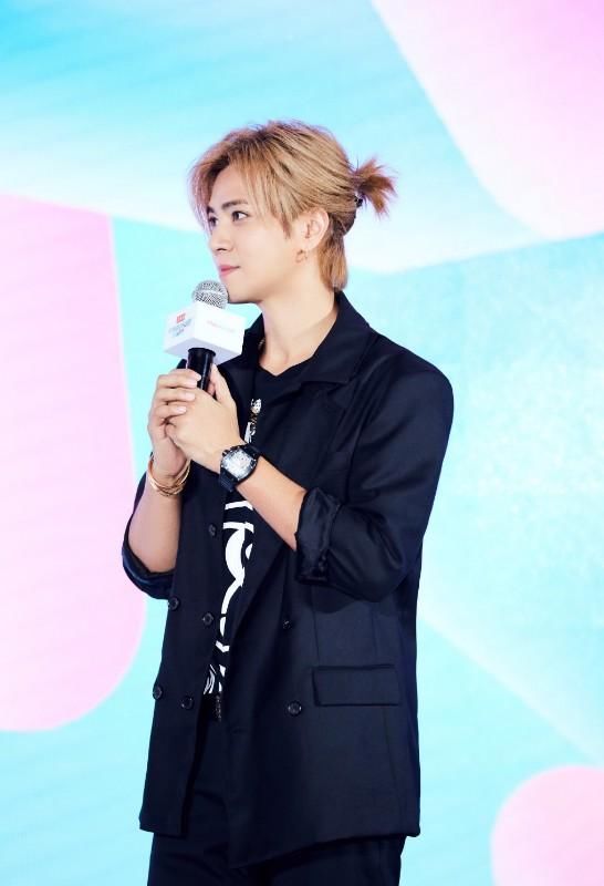 鹿晗回应已取回落在高铁的衣服，却被罗志祥土味情话调侃偷了心?