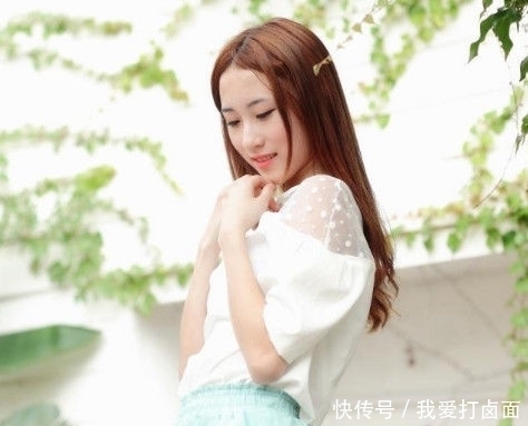  凸显■街拍：穿吊带裙的长腿小姐姐，一个回眸，凸显优雅的女神范